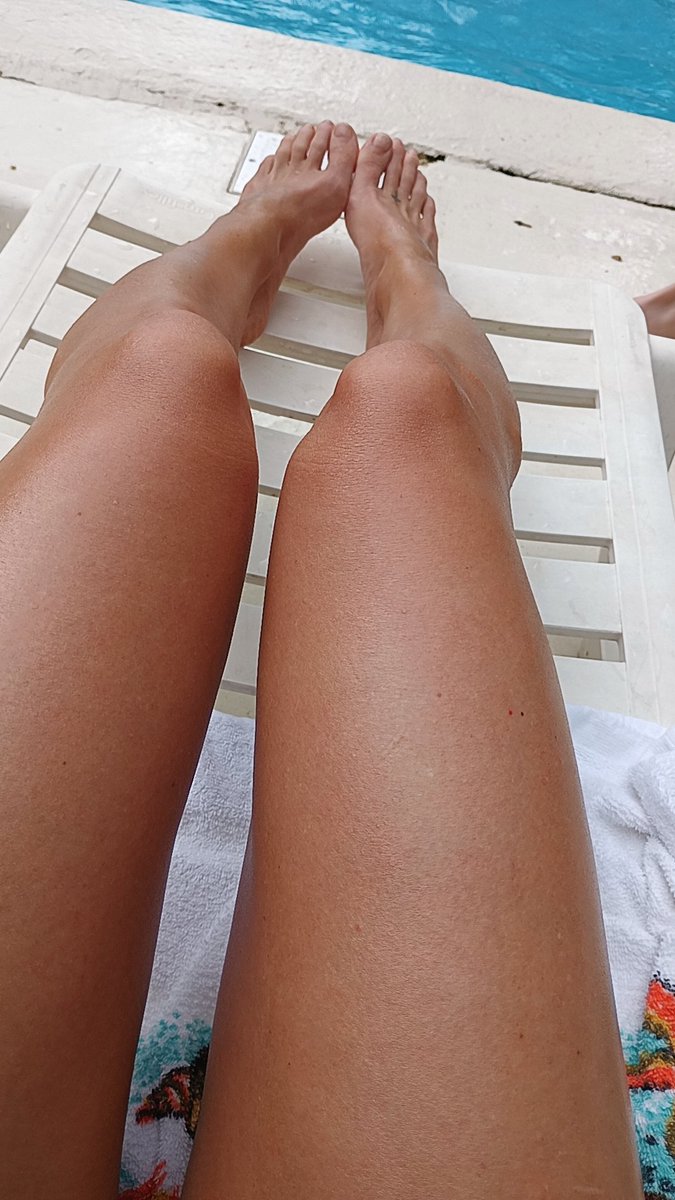 Nikkivibing's tweet photo. #suntan #legs #hotmilf  🕶️🌞 https://t.co/ir5d0pqKRO