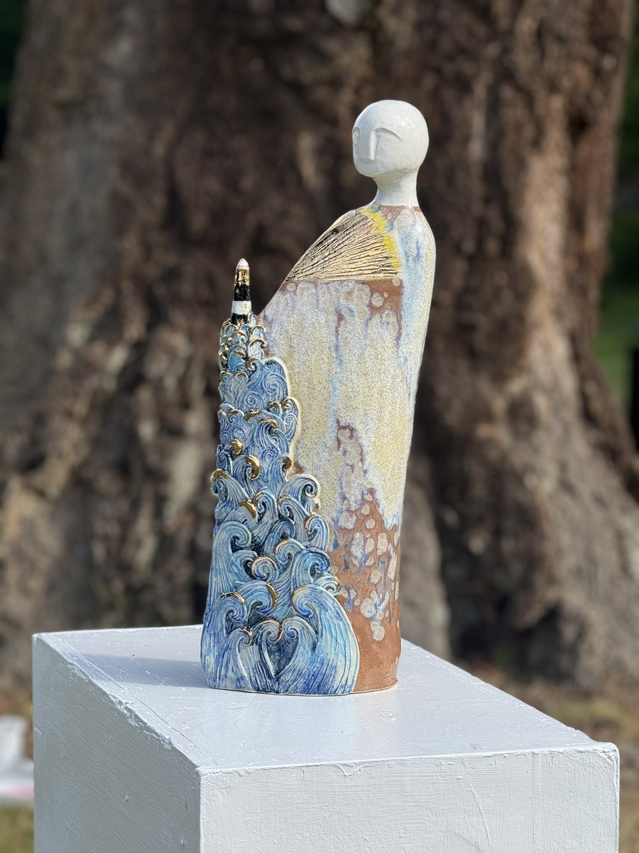 MarcD_Weegem's tweet image. Lessons from the Ceramic Fair:
The object finds its owner.
.
Some people will simply not see your art.
Some will turn away in disdain.
But ONE will be drawn in as though hypnotised. They cannot look away. It’s love at first sight. 🙌
#potfest