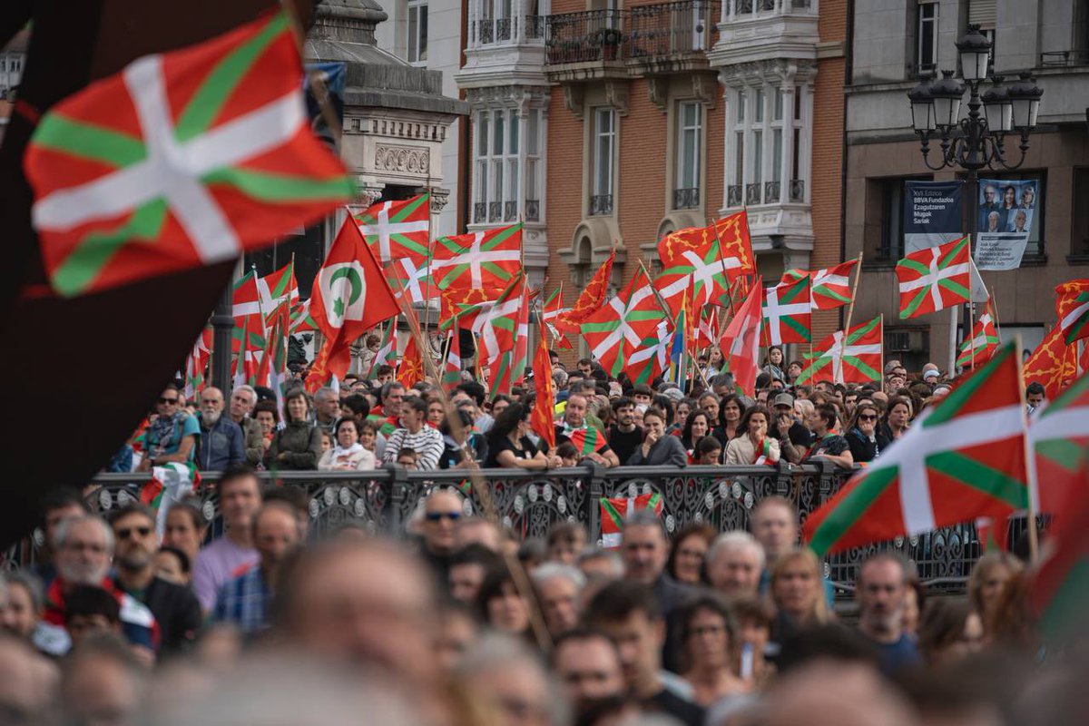 ehbildu's tweet photo. Milaka herritarrek ozen eta alai aldarrikatu dugu @gure_esku|k deituta Euskal Herriak bere etorkizuna modu libre eta demokratikoan erabakitzeko eskubidea duela.
Euskal Herria nazioa bat da, herritarren bultzadaz jauzi bat emateko prest dagoen nazioa gara.
#HerriLibreBat https://t.co/puKPnxPuZb