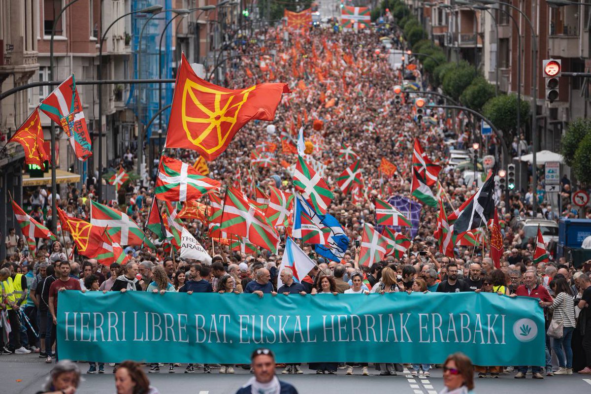 Milaka herritarrek ozen eta alai aldarrikatu dugu <a href="/gure_esku/">Gure Esku</a>|k deituta Euskal Herriak bere etorkizuna modu libre eta demokratikoan erabakitzeko eskubidea duela. 

Euskal Herria nazioa bat da, herritarren bultzadaz jauzi bat emateko prest dagoen nazioa gara. 

#HerriLibreBat
