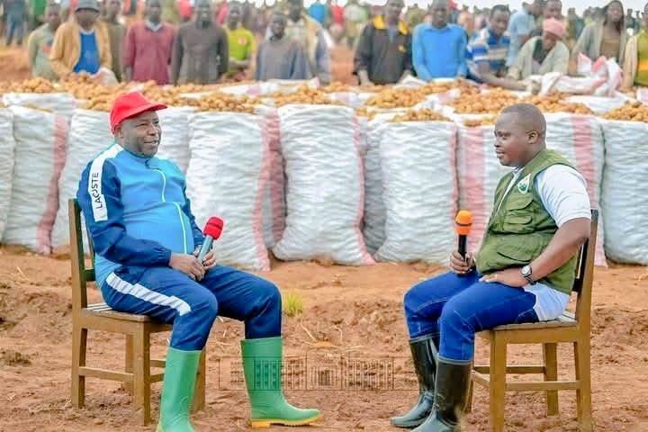 murerwasolange1's tweet photo. 🇧🇮 Ce 7 juin, S.E. @GeneralNeva a honoré #Mutima (Minani Fleury) à Ntunda pour sa récolte sur 5 ha de pommes de terre (60 tonnes attendues). Le chef de l’État félicite ce jeune comédien devenu agriculteur exemplaire et appelle la jeunesse à suivre cet exemple. 🌱💪 #Burundi https://t.co/l24Wp0XNeu
