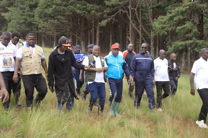 murerwasolange1's tweet photo. 🇧🇮 Ce 7 juin, S.E. @GeneralNeva a honoré #Mutima (Minani Fleury) à Ntunda pour sa récolte sur 5 ha de pommes de terre (60 tonnes attendues). Le chef de l’État félicite ce jeune comédien devenu agriculteur exemplaire et appelle la jeunesse à suivre cet exemple. 🌱💪 #Burundi https://t.co/l24Wp0XNeu