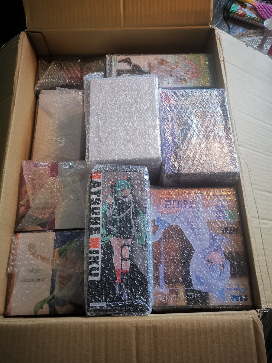 Doosje met waifu figures uit Japan is binnen! 🇯🇵