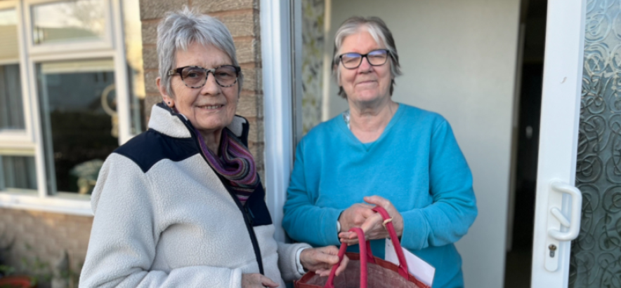 TheHiveWorcs's tweet image. Showcasing one of our many services to keep Worcestershire reading.
Here is our volunteer Glen delivering a monthly book collection to one of our happy Library Services at Home customers.🚚📚