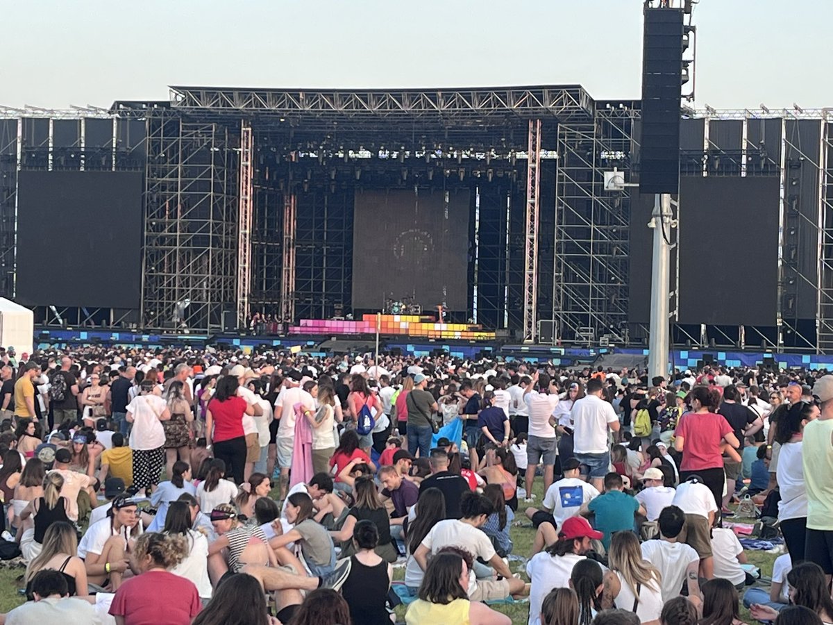lacharlot82's tweet photo. Campovolo. #pinguinitatticinucleari #helloworldtour https://t.co/JgMORIFaGX