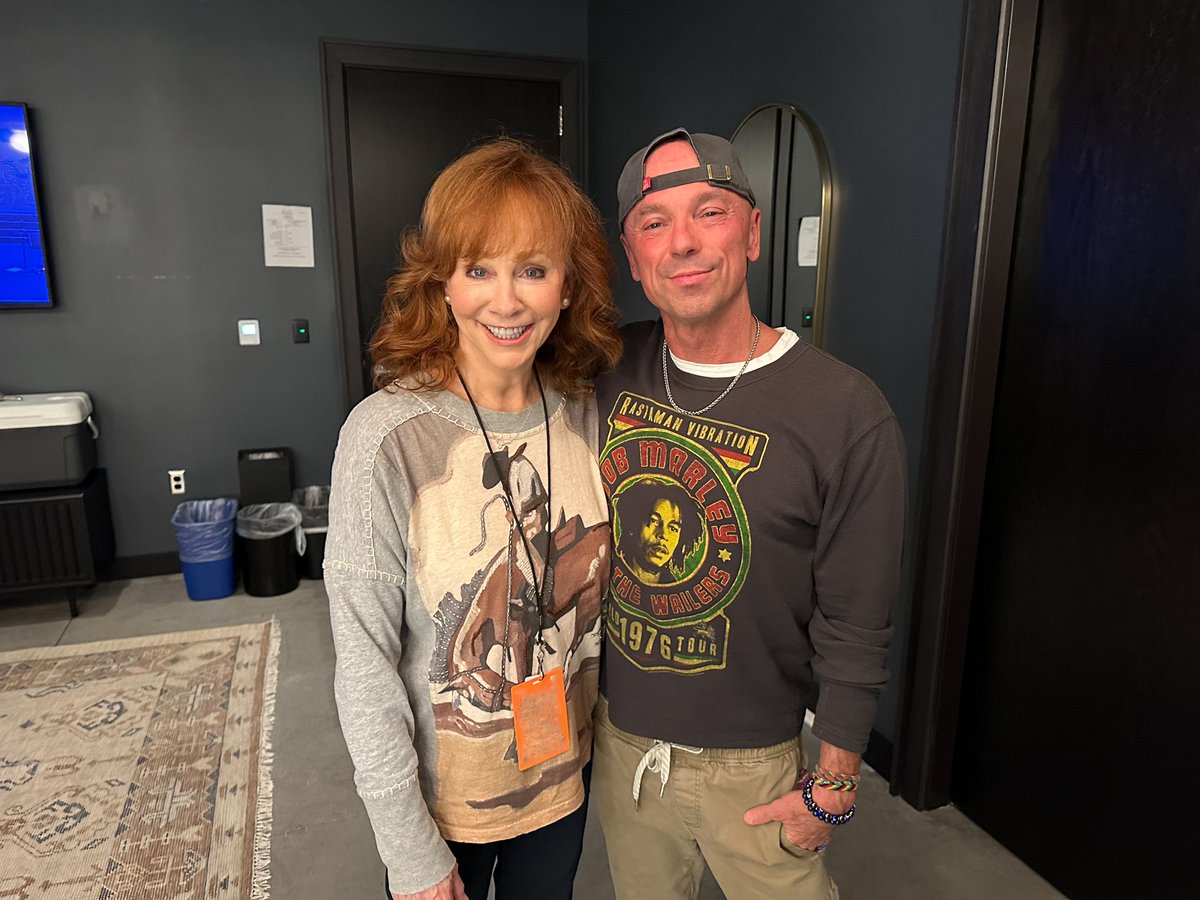 kennychesney's tweet image. Last night at Sphere was full of family, friends, birthdays and love. It was a thrill to have @Reba McEntire at the show, to share @UncleKracker’s birthday on stage, and to sing “Burning Love” with @GracePotter. What a blessing and what a night. See everyone again tonight.