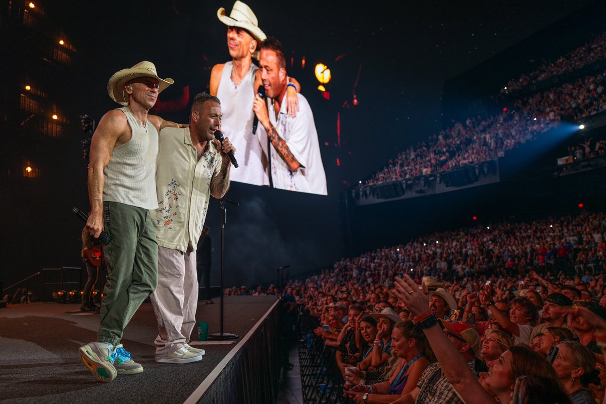 kennychesney's tweet image. Last night at Sphere was full of family, friends, birthdays and love. It was a thrill to have @Reba McEntire at the show, to share @UncleKracker’s birthday on stage, and to sing “Burning Love” with @GracePotter. What a blessing and what a night. See everyone again tonight.