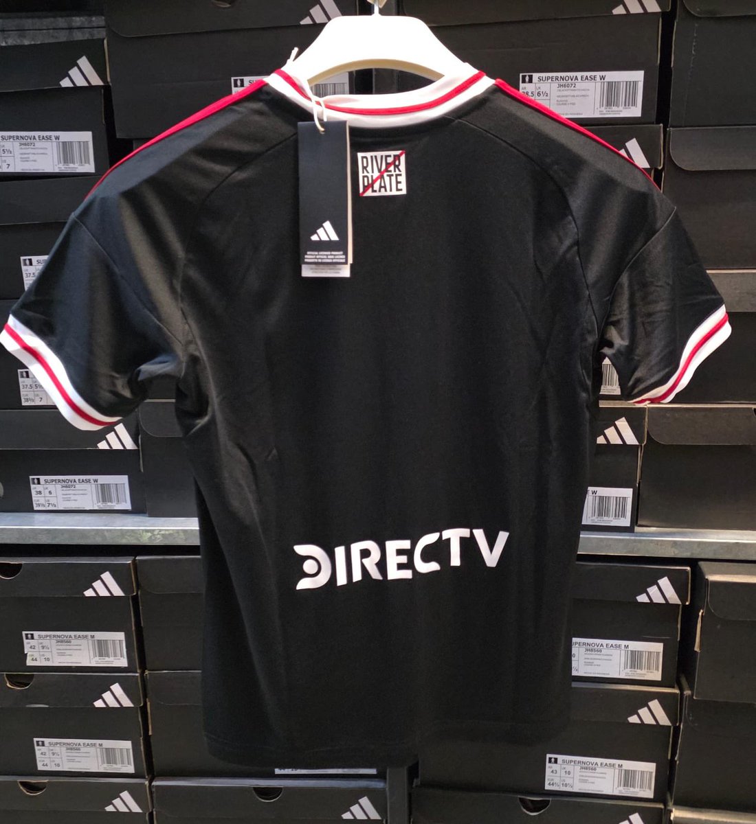 POR DIOS, ES UNA LOCURA LA NUEVA CAMISETA SUPLENTE DE RIVER

IMAGINENSE CON EL "CRISTIANO 7" ESTAMPADO ATRAS #CR7ARiver 🐔🇵🇹