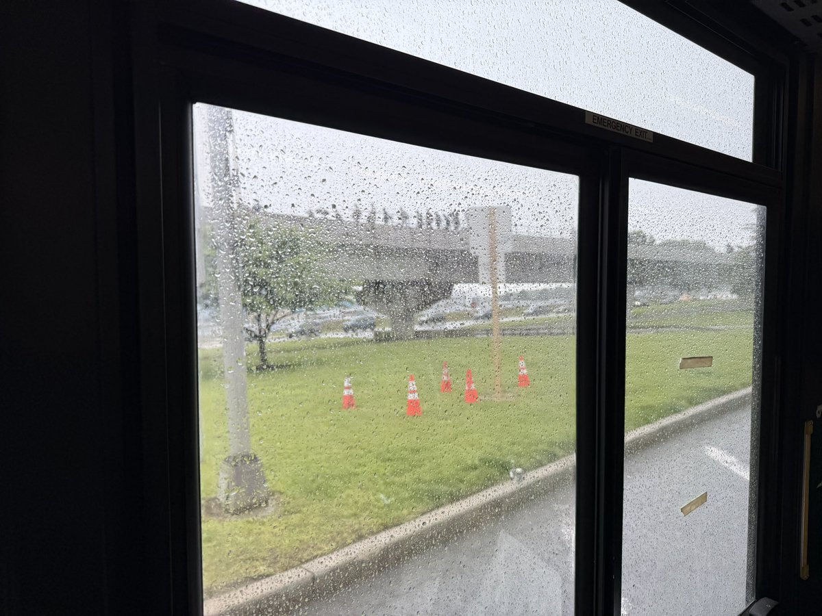 Nach fast genau drei Stunden hat es <a href="/JFKairport/">John F. Kennedy Airport</a> endlich geschafft uns aus dem AirTrain, welcher stecken blieb herauszuholen. Unorganisiert, langsam, man kann sich nur ausmalen was passiert, wenn es ein richtiger Unfall ist. <a href="/BILD/">BILD</a> <a href="/Blickch/">Blick </a>