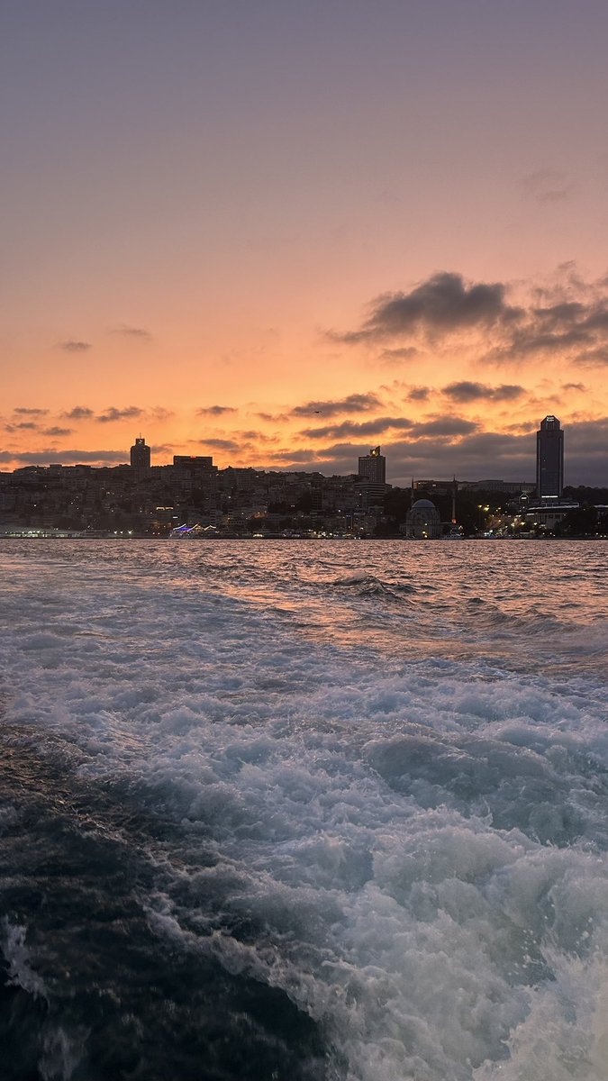 Keyifli bi günün kapanışını tabii ki gün batımında vapurla yaparım😍 nefis gün batımı, teşekkürler İstanbul🥰
