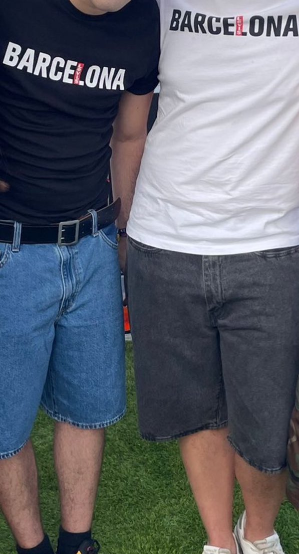 frikis nivel: se van a cambiar y se colocan misma camiseta intercambiándose pantalones del primer día para ser lo mas friki y couple goals del mundo
