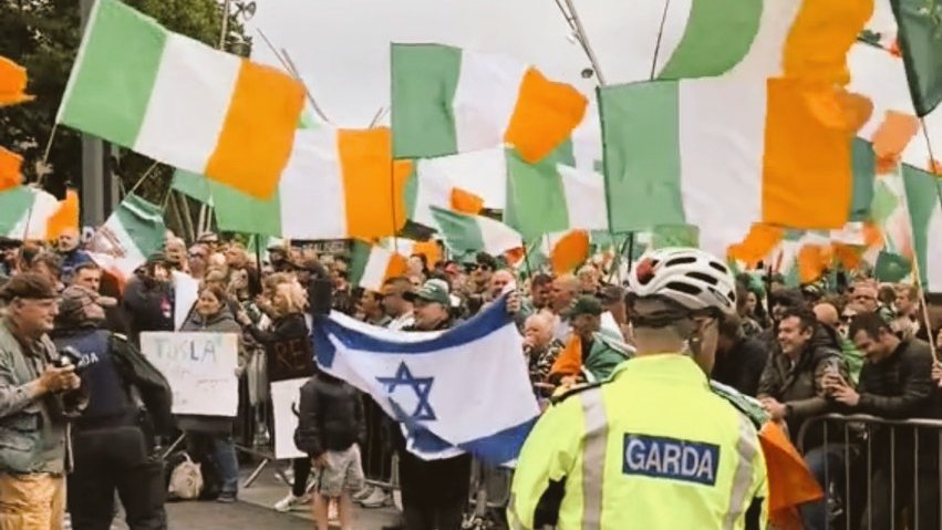Robiiin_Hoodx's tweet photo. 🚨BREAKING: The Israeli flag was raised by Irish protesters today in a show of solidarity.

A vast number of Irish citizens stand with Israel.

🇮🇱🇮🇪 https://t.co/xEBsMWgJfZ