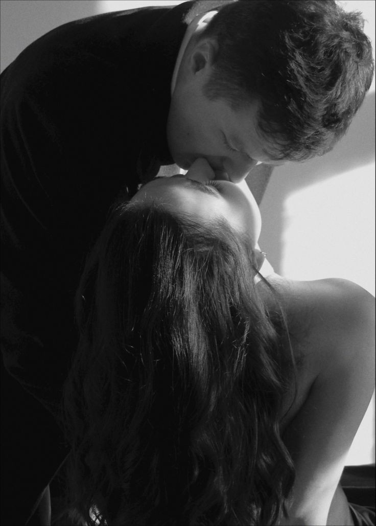 يا ليت روحي على روحك تذوب و تلين
وأنا أتكوّن سحابة و أنهمر — و أنهمر لك