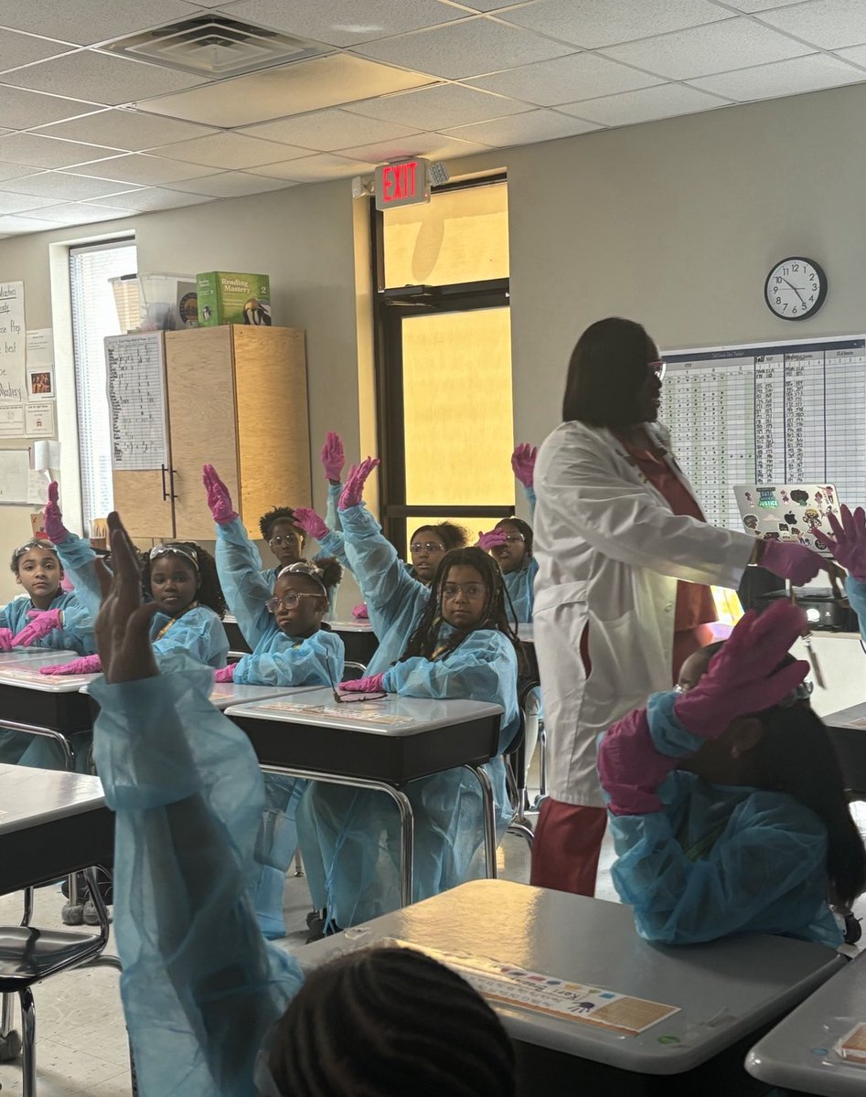 Cosmetic Chemistry STEM Lesson👩🏾‍🔬🧬💄🌱🔬Fried, Dyed, and Laid to the Side 💕
All the girls received copies of my #STEM children’s book STEM Inspires Me💛

#chemistry #cosmetics #cosmeticchemist #steam #scientist #beauty #biology #premed #chemist #womeninstem #books #education