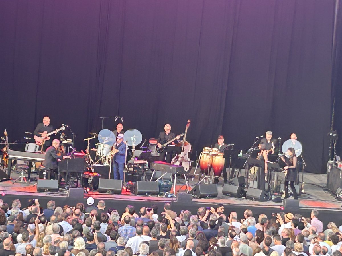 asanjoseperez's tweet image. Le habré visto en directo no menos de 20 veces, pero Van Morrison siempre sorprende. Su paso esta semana por Madrid en @nochesbotanico ha superado todas las expectativas. 80 años contemplan a “Van the Man”, el “León de Belfast”. Cada vez mejor.