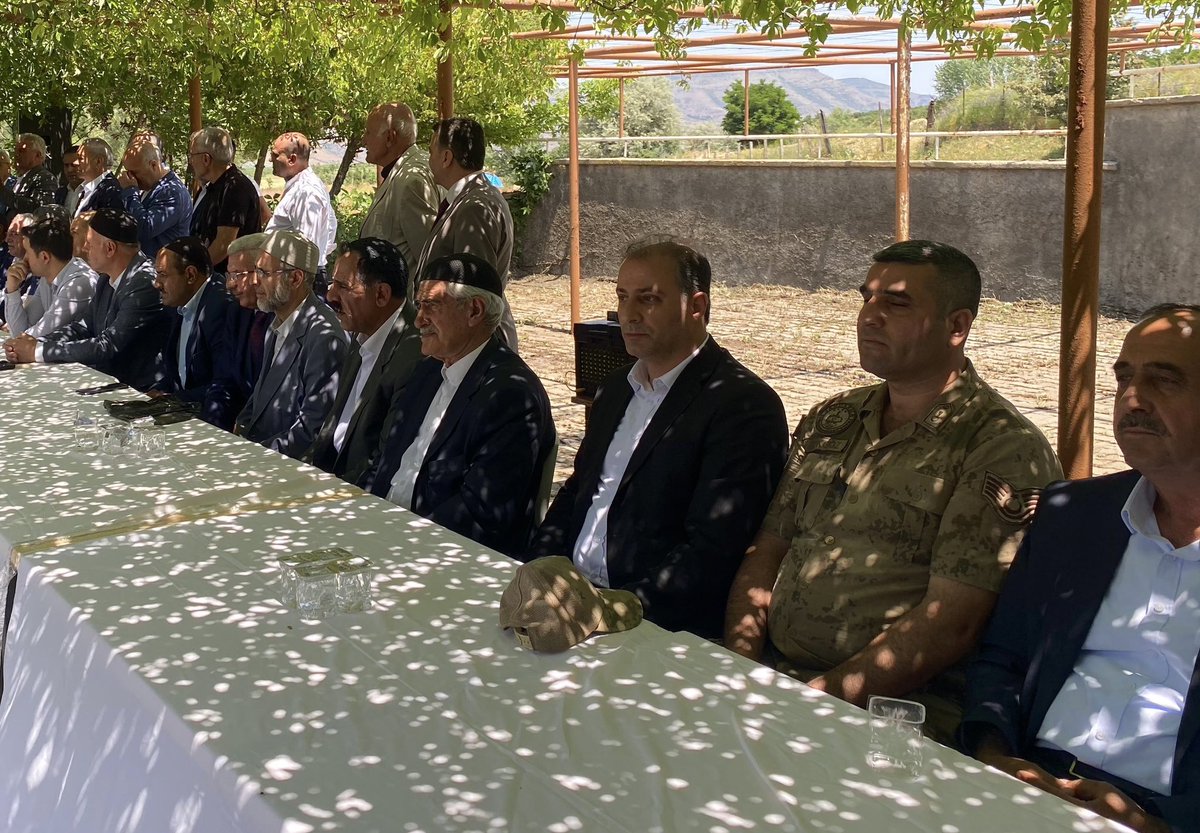 Zikte Aşireti’nin kıymetli reisi, gönüllerde iz bırakmış merhum Kazım Ataoğlu’nun mevlit programına katıldık.
Merhum Ataoğlu; bilge kişiliği, feraseti , nezaketi ve memleketine olan sevdasıyla sadece Zikte Aşireti’nin değil, bölge halkının da saygısını kazanmış müstesna bir