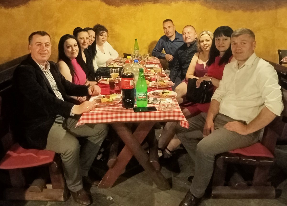 DekiKlajvert's tweet photo. Када се успомене и пријатељства поново сретну...
Прослава 20 година од апсолвентске вечери — генерација која памти, воли и не заборавља. https://t.co/lasq8wuu1p