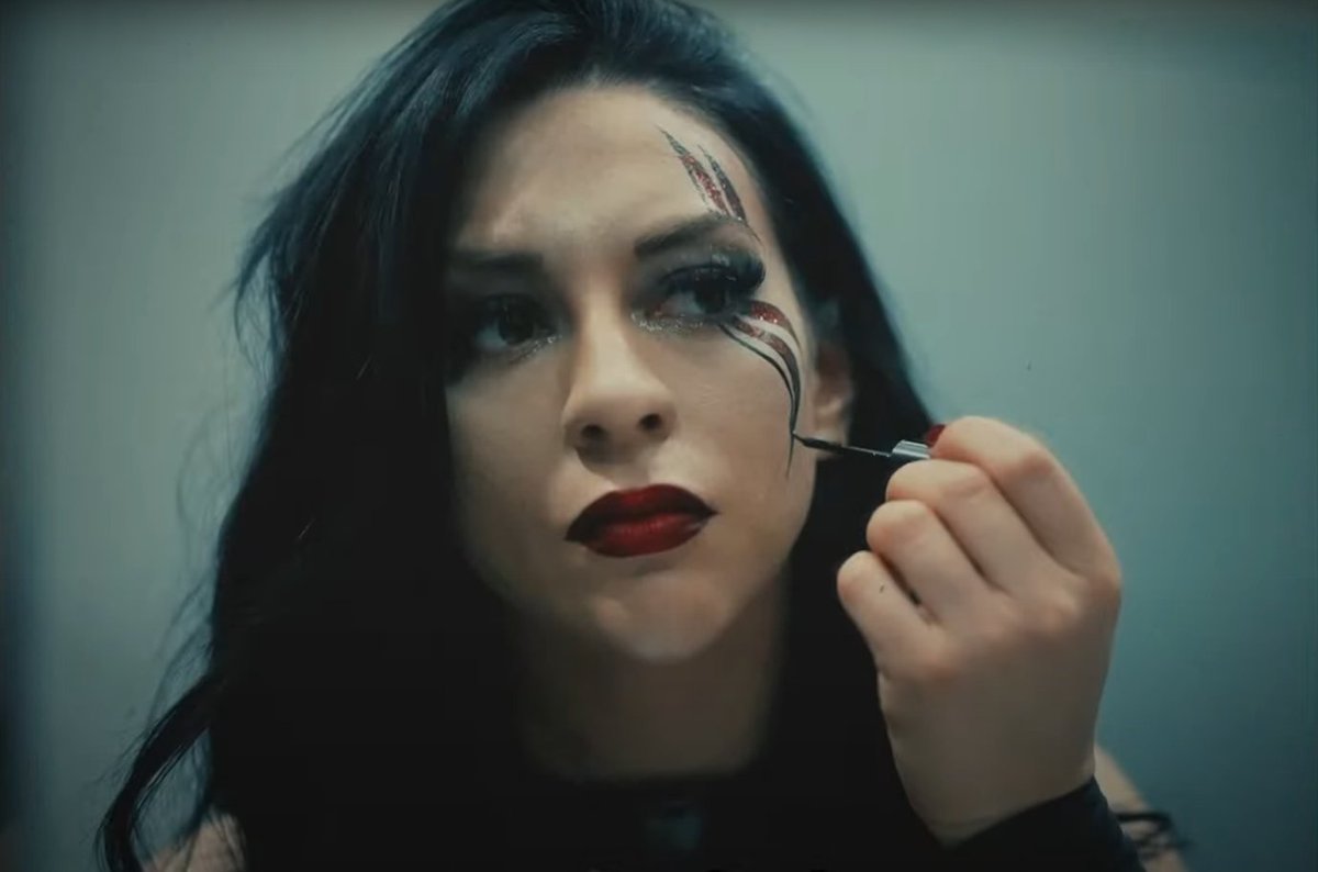 Stephanie Vaquer applying her face paint in the Worlds Collide video package🔥