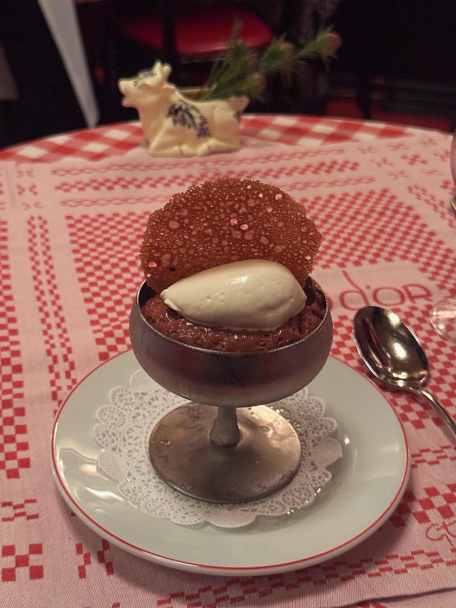 Bernice_ol's tweet photo. The chocolate mousse in the dessert is very rich and delicate, with a soft and airy texture. https://t.co/6cO59v2bLf