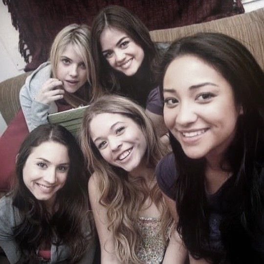 ryleesdove's tweet image. happy 15th birthday to the show the rised me! i’ll always be a pll girl 🤍 #PrettyLittleLiars15 #PrettyLittleLiars