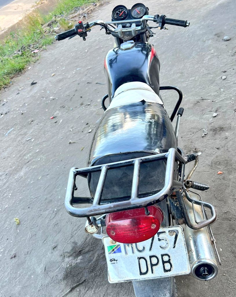 Eng_Matarra's tweet image. PIKIPIKI INAUZWA 

AINA - HAOJUE EXPRESS🔥🔥🔥

REG: #DPB

◾️CC. 125
◾️GEAR TANO 
◾️STARTER JINO MOJA 
◾️FULL DOCUMENTS 

BEI - 950,000

IPO DAR (Mikoani Tunasafirisha)

CALL - 0719542184