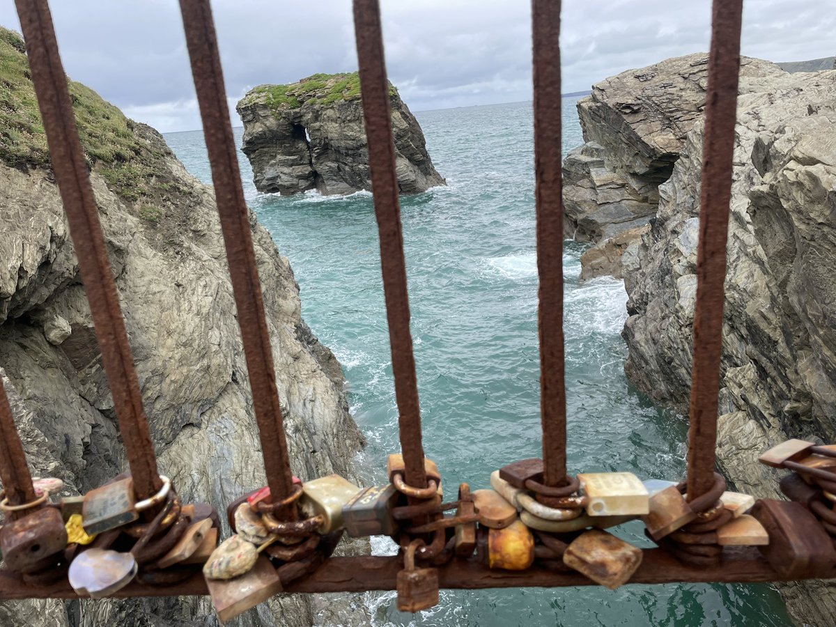 JanetStanley1's tweet photo. Mean and moody #Thrift #Lovelocks #PorthIsland https://t.co/NMa5ODOK3Y