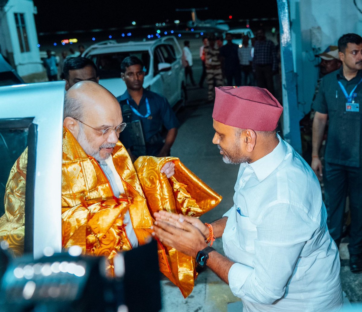 Dr.L.Murugan (@murugan_mos) on Twitter photo மதுரையில் நடைபெறும் பல்வேறு நிகழ்ச்சிகளில் பங்கேற்பதற்காக வருகை தந்த மத்திய உள்துறை அமைச்சர் திரு. <a href="/AmitShah/">Amit Shah</a> ஜி அவர்களை வரவேற்றதில் மிகுந்த மகிழ்ச்சி அடைகிறேன்.
<a href="/JPNadda/">Jagat Prakash Nadda</a> <a href="/blsanthosh/">B L Santhosh</a> <a href="/AmitShahOffice/">Office of Amit Shah</a> <a href="/BJP4TamilNadu/">BJP Tamilnadu</a> <a href="/NainarBJP/">Nainar Nagenthiran</a> மதுரையில் நடைபெறும் பல்வேறு நிகழ்ச்சிகளில் பங்கேற்பதற்காக வருகை தந்த மத்திய உள்துறை அமைச்சர் திரு. <a href="/AmitShah/">Amit Shah</a> ஜி அவர்களை வரவேற்றதில் மிகுந்த மகிழ்ச்சி அடைகிறேன்.
<a href="/JPNadda/">Jagat Prakash Nadda</a> <a href="/blsanthosh/">B L Santhosh</a> <a href="/AmitShahOffice/">Office of Amit Shah</a> <a href="/BJP4TamilNadu/">BJP Tamilnadu</a> <a href="/NainarBJP/">Nainar Nagenthiran</a>
