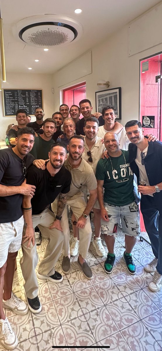 AlbertoLora11's tweet image. 10 años!!! Sois enormes, EQUIPAZO!!! 🔴⚪️