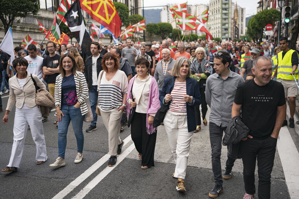 gure_esku's tweet photo. 🖐🏼HERRI BULTZADA ERRALDOIA!
Momentu historikoa bizi dugu. Bultza dezagun, gora egin dezagun, orain da momentua.
#E7Bilbora #HerriLibreBat #EuskalHerriakErabaki https://t.co/JVziBWxprF