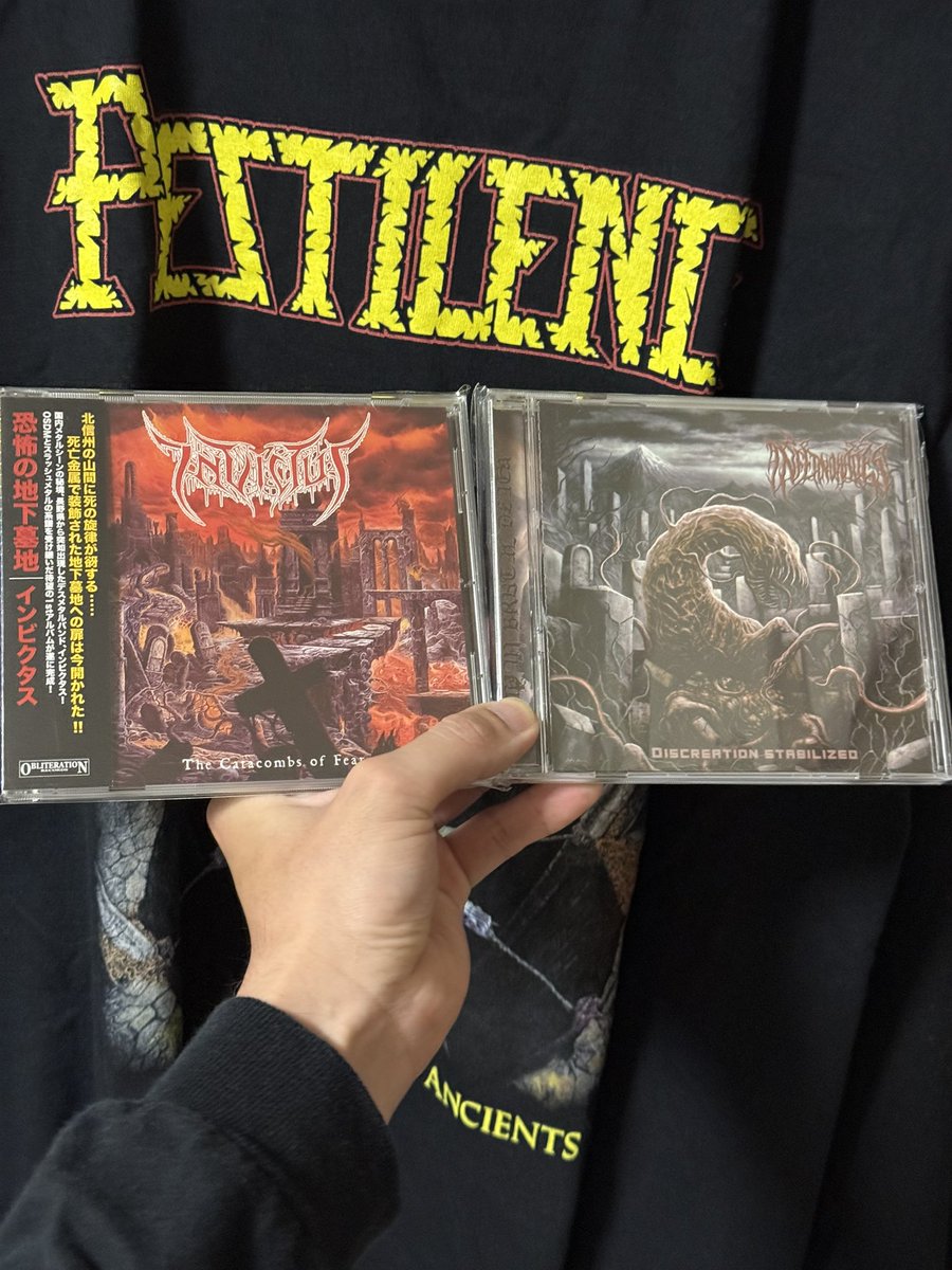 正確には覚えてないので、「初めて購入したデスメタルのCD」になってまうのですが、この二枚はたまたまツイートに流れてきたのをググってみて試聴して衝撃を受け、その日の内に注文出来た（INFERNO HADESの方は既に廃盤でした）のが我らが長野産INVICTUSの伝説の1st🤘🏻

 #初めて聴いたデスメタル系作品