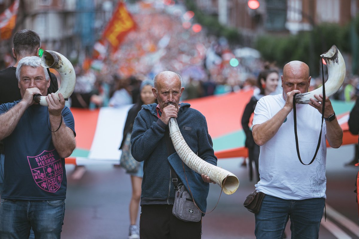 gure_esku's tweet photo. 🖐🏼HITZAK ERABAKI BIHURTZEKO UNEA DA
Hitzetatik euskal herritarren gehiengoa ordezkatzen duten akordioetara eta erabakietara pasatzeko unea da.
#E7Bilbora #HerriLibreBat #EuskalHerriakErabaki https://t.co/SvHNFD9xV3