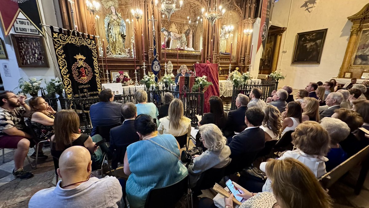 ⛪️ Presentación del cartel de 250 aniversario de la bendición de la Virgen del Mayor Dolor y 75 de la fundación de <a href="/MayorDolor/">Cofradiamayordolor</a>

Obra de Rafael Laureano Martínez presentada por María Trinidad Calvo

Asisten las tenientes de alcalde <a href="/aNaCeBRiaN/">Ana Cebrián</a> y <a href="/Bishuly/">Elena Melero Muñoz</a>

#Antequera es #MásCiudad