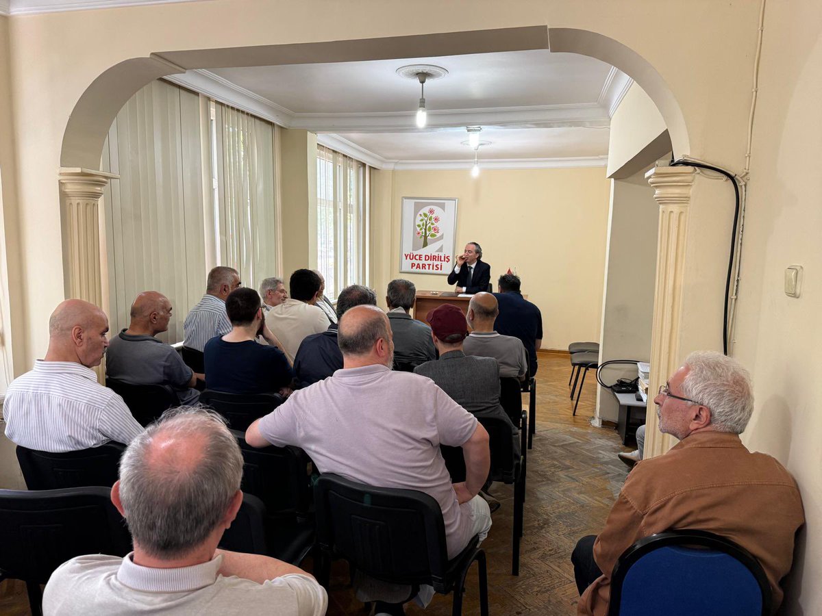 KURBAN BAYRAMI VE ESKİMEYEN HAKİKAT

İstanbul, 7 Haziran 2025

“Her şey eskir şu dünyada, Eskimeyen hakikattir. Dünyada sanki eskime, biricik kuraldır. O kurala karşı koyma da yaşamanın şartı. Canlı bir özle karşı konulur, eskimeye karşı durulur. Dağ, taş, ağaç, yıldız ve gök
