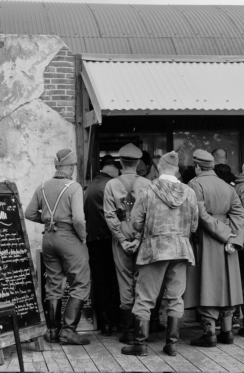 Duitse militairen in de rij voor het Friethof