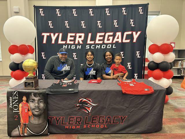 briankcrawford5's tweet photo. What a Blessing it is to see the next class of Ballers Nation🖤💙 & Lady Ballers Nation🩵🩶 Basketball multi year PROCESS young men/women get the opportunity to turn their dreams to reality📝.. 

We are thankful to have been apart of their journey/preparation!🧠💪. We are excited to see WHO’s Next to join our wall that is now at 2️⃣3️⃣9️⃣📝 of ETX kids..  @BallersnationA 

Matthew 7:16-17📖