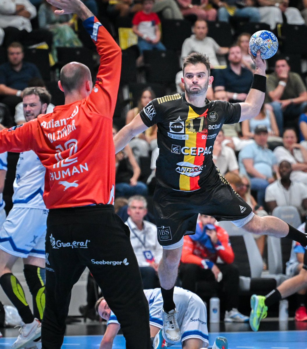 𝗠𝗜-𝗧𝗘𝗠𝗣𝗦 ⏯️

C’est la mi-temps à l’Arena, et le PAUC mène 15 à 12 face au MHB 🔥
Une première période dans la lignée des six dernières performances solides de nos Aixois !

📸 Sylvain Sauvage