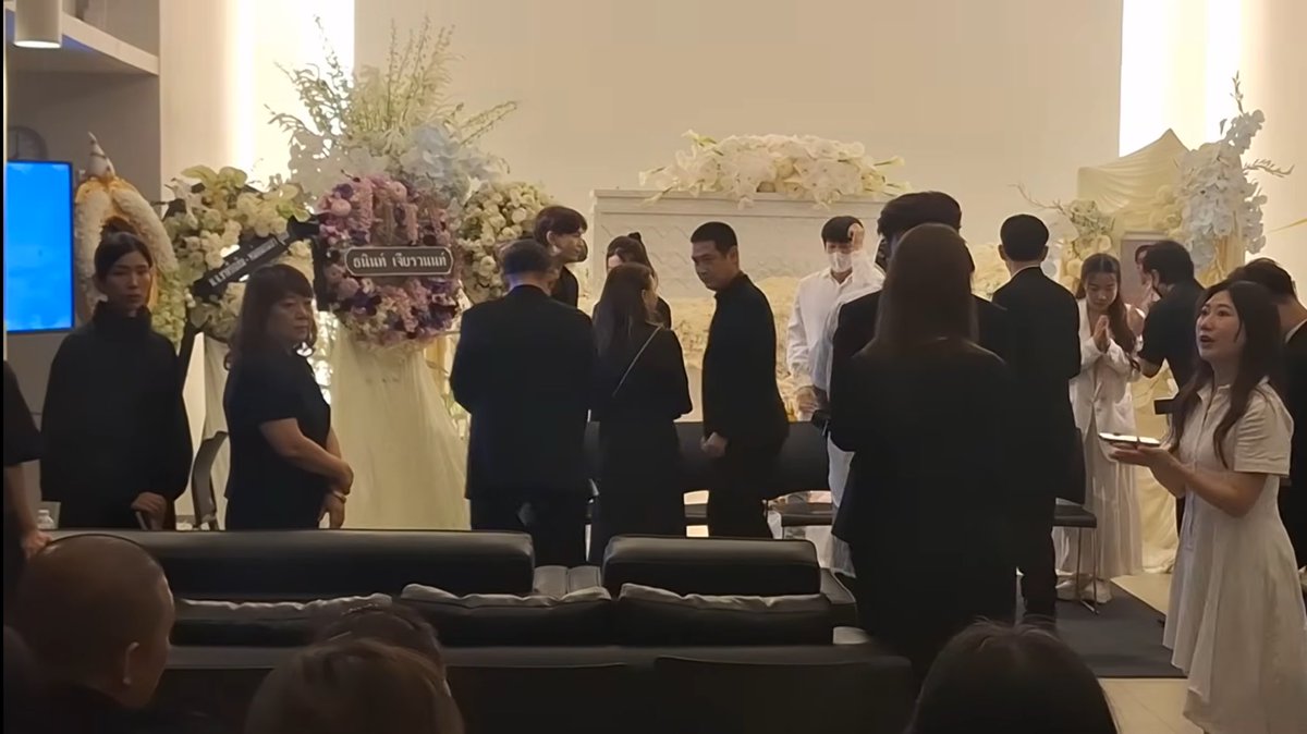 เช่ก็คือน่ารักมาก ไปร่วมพิธีสวดแม่น้องนุ่น ด้วยที่ไปคนเดียวเงียบๆอ่ะ พอสวดเสร็จแล้วจะกลับก็บอกเมเนนนกุลให้บอกนุ่น ตอนถ่ายรูปรวม นนกุลต้องถามหาเช่ให้มาถ่ายรูปรวมกับคุณแม่และน้องอ๊ะอ๊ายอ่ะ เอ็นดู