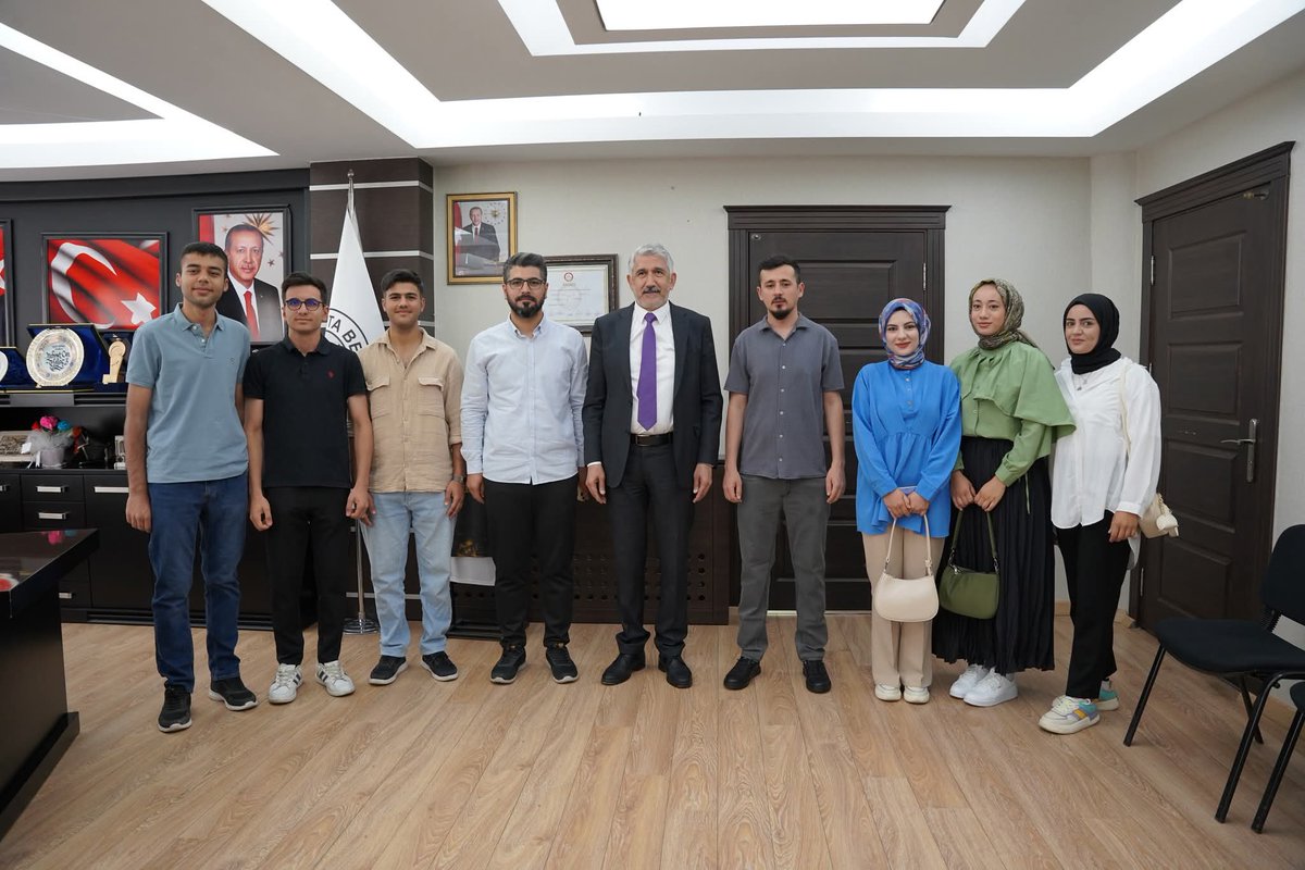 Kurban Bayramı'nın birlik, beraberlik ve kardeşlik ruhunu yaşatmak adına düzenlenen bayramlaşma programı kapsamında, Kahta Belediyesi Gençlik Meclisi olarak Belediye Başkanımız Mehmet Can Hallaç ile bir araya gelerek bayramlaştık.

Nice mutlu ve huzurlu bayramlara...