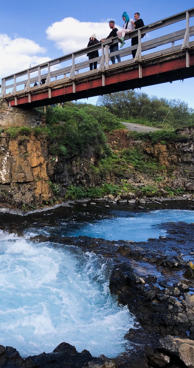 Ég hef nokkurn sinnum komið að Brúará síðustu ár.

Það voru alltaf Instagram túristar hættulega nálægt fossinum.

Tók þessa mynd einu sinni af áhrifavöldum að stilla upp fyrir mynd. Var sagt að halda kjafti þegar ég sagði þeim að passa sig.