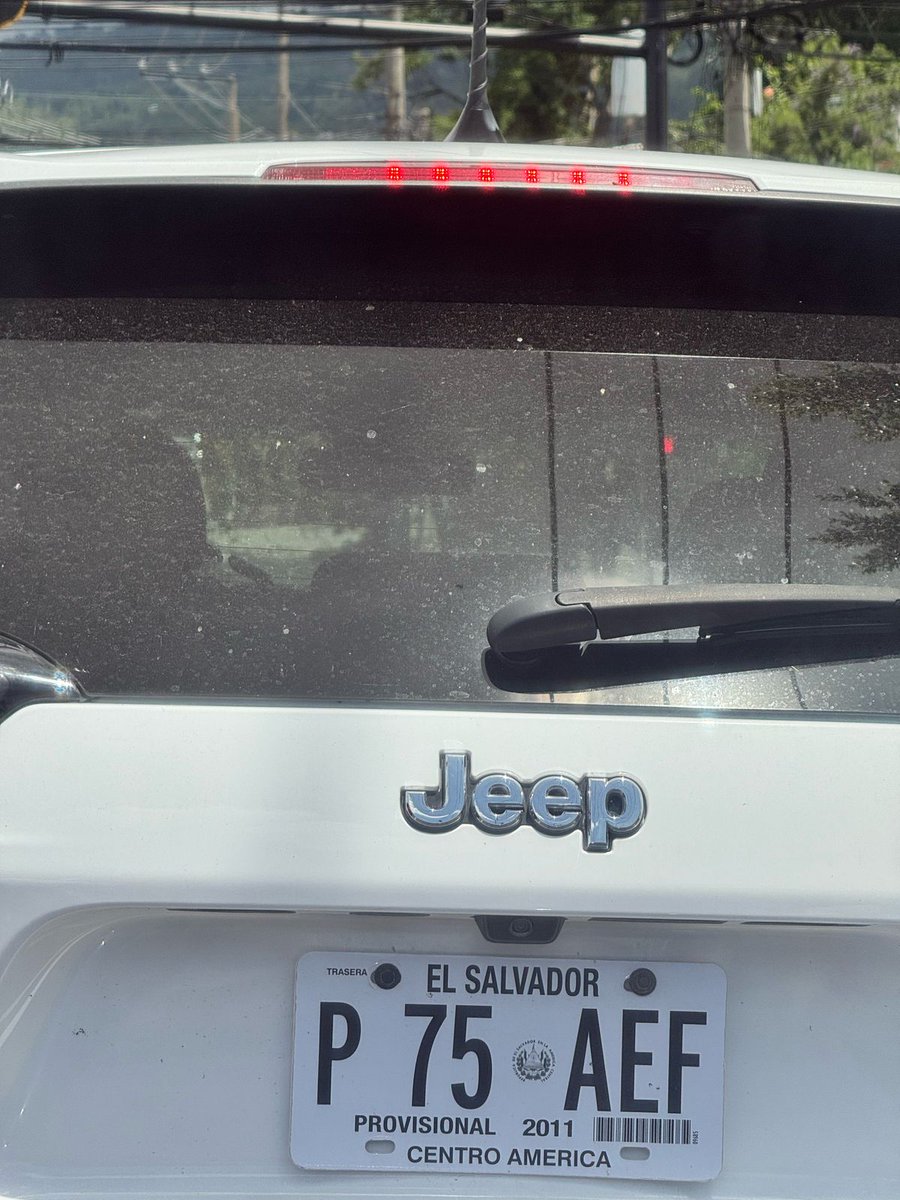Martixps's tweet photo. Hola reportando que este carro venía rebasando el carril de la izquierda está mañana de manera imprudente y casi ocasiona un accidente. Espero las autoridades correspondientes puedan proceder a tomar cartas en el asunto
Placas P75-AEF @VMTElSalvador @todomotorsv  @ITROriginal https://t.co/UezDVqQKg1