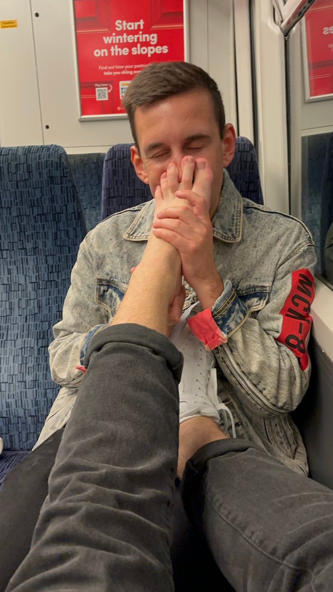 Cuando crees que tu día ha terminado y por fin puedes descansar, de repente me ves.
El perfecto cashmaster hetero que te hace sentir más débil que nunca.
¿Solo fantasías? No hace falta.
Convierte la fantasía en realidad y escríbeme.