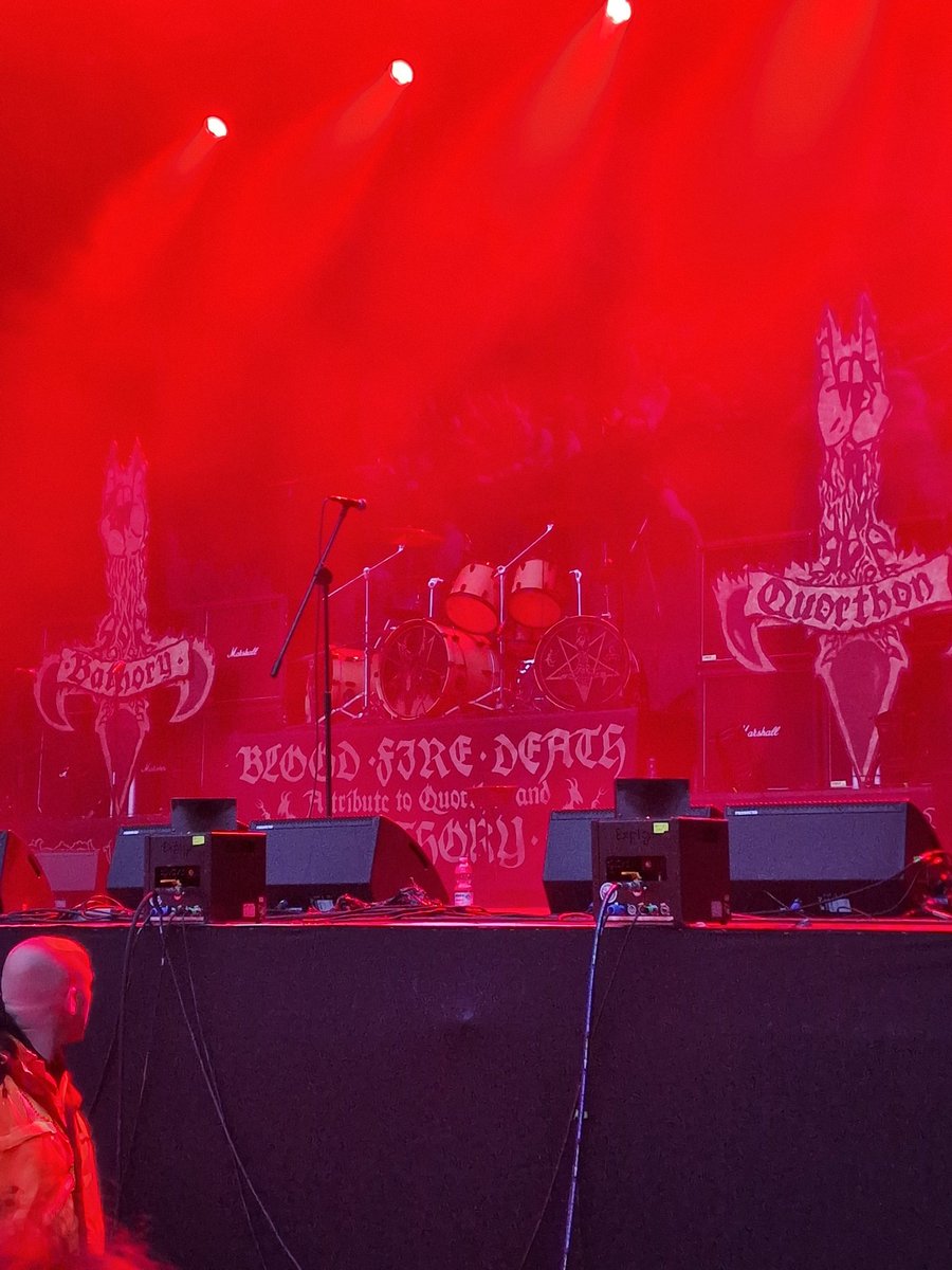 Toca tributo a Bathory.