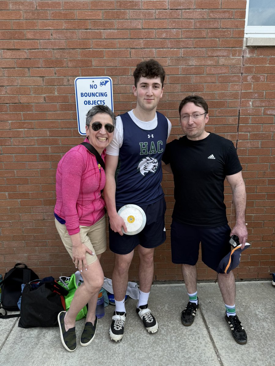 HACAthletics's tweet photo. ๐จRECORD BREAKER๐จ
Congratulations to @HarleySchool senior Gabe Levin who broke his own #HACtrackandfield discus record and punched his ticket to the @NYSPHSAA Track and Field Championship meet with a throw of 160โ.00โ!! ๐ช๐ช๐ฅณ
#GoWolves https://t.co/zu0QLP785W