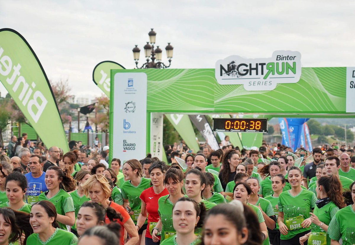 Donostiako Binter NigthRun lasterketaren irteera
Salida de la distancia 5K de la #BinterNightRun Donostia #DonostiaKirola