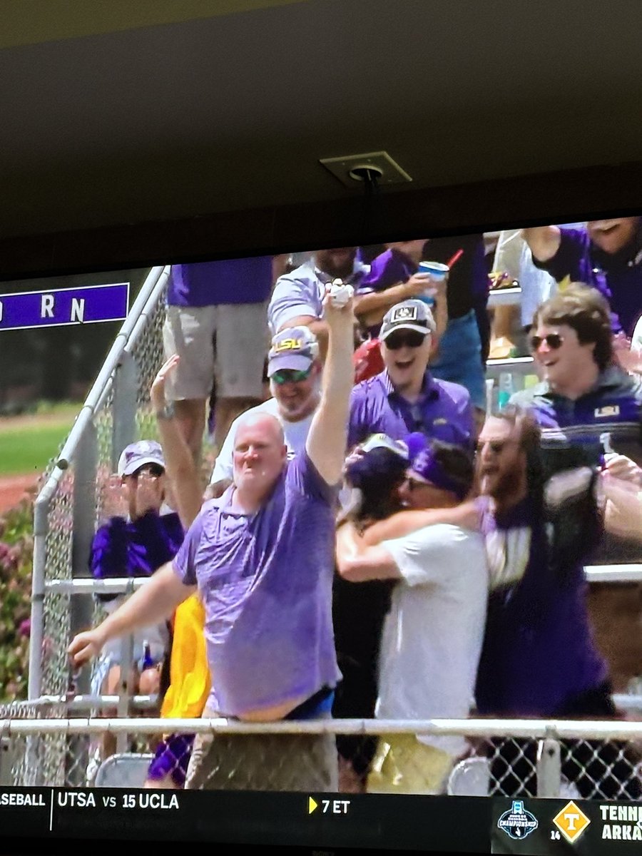 Nothing like a 90+ degree day in Baton Rouge and some Super Regional baseball at Alex Box! You know this guy who just caught a home run had an early start to tailgating and being rewarded properly for his hard work 😝