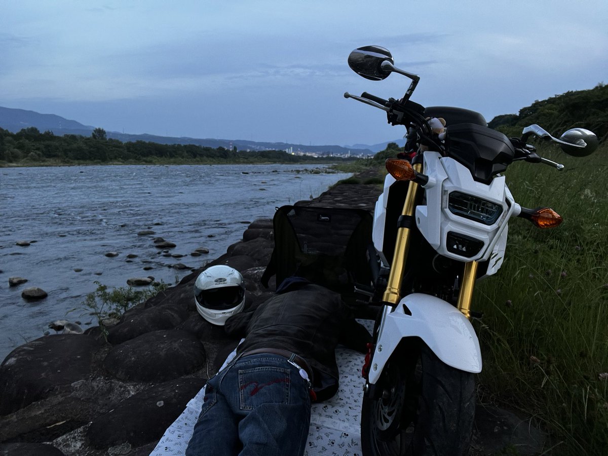 Cbr1000rrCbr's tweet photo. 寝床到着。風強🌪️でも天気いい。
風除けに椅子持ってきて正解✅
7時まで寝る😪 https://t.co/QshIwAl7YO