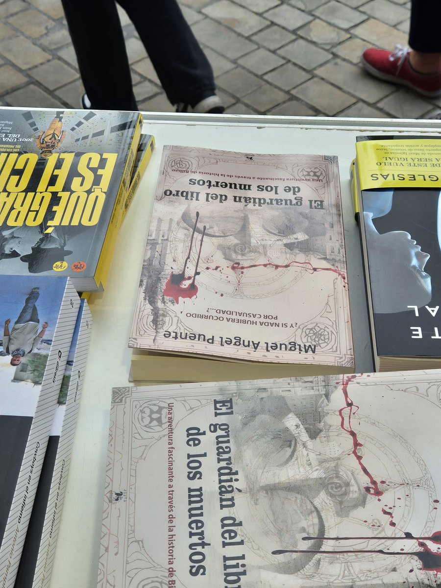 Mil gracias a todos por la acogida. Ha sido un día increíble, de récord. He vendido más libros hoy (y nos hemos quedado sin stock), que sumadas las 3 veces anteriores, y no me fue mal.  El guardián del libro de los muertos lo merece, y el boca a boca es el mejor reclamo posible
