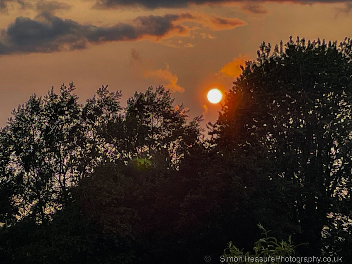 A lovely sunset after a very wet day! <a href="/StormHour/">#StormHour</a> <a href="/Bournemouthecho/">Bournemouth Echo</a> <a href="/BBCSouthWeather/">BBCSouthWeather</a> <a href="/bbcweather/">BBC Weather</a> #sunset #clouds #sunsetphotography #