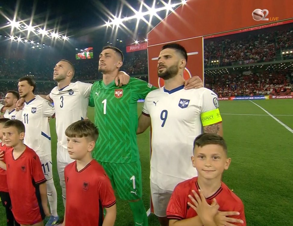 Albanie 🇦🇱0-0🇷🇸 Serbie MT 

L’atmosphère est étouffante et délétère. Tu sens qu’il faut pas grand chose pour enflammer le brasier