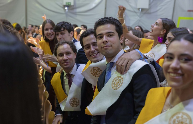 Universidad Pontificia Comillas (@ucomillas) on Twitter photo 🎓 <a href="/TeoComillas/">Teología U. Pontificia Comillas</a>, <a href="/CanonComillas/">Comillas Canónico</a> y <a href="/ComillasCHS/">ComillasCHS</a> cierran unas graduaciones que reconocen el éxito y el esfuerzo de los estudiantes. “Sois esperanza para el mundo, no solo personas con un título”, les dijo el rector, Antonio Allende SJ.
comillas.edu/noticias/teolo… 🎓 <a href="/TeoComillas/">Teología U. Pontificia Comillas</a>, <a href="/CanonComillas/">Comillas Canónico</a> y <a href="/ComillasCHS/">ComillasCHS</a> cierran unas graduaciones que reconocen el éxito y el esfuerzo de los estudiantes. “Sois esperanza para el mundo, no solo personas con un título”, les dijo el rector, Antonio Allende SJ.
comillas.edu/noticias/teolo…
